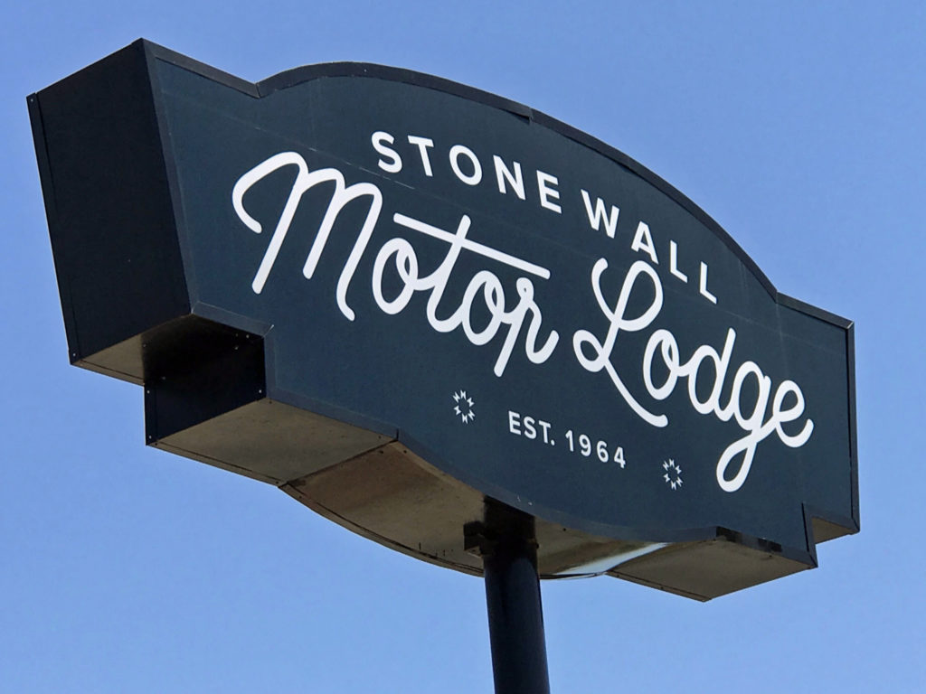 5 Stonewall Motor Lodge Sign